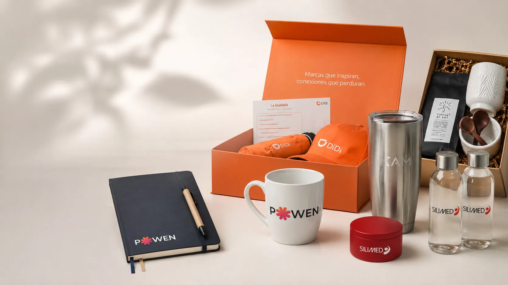Kit promocional corporativo con termos tazas libretas y empaques personalizados para empresas